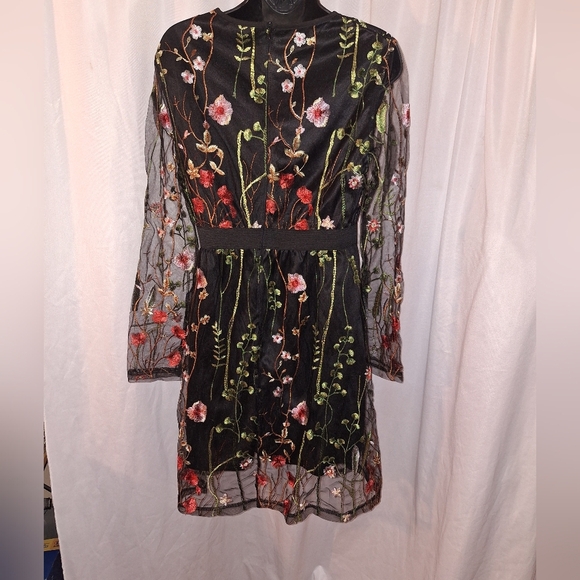 Black and Red Sheath Midi Dress with Bishop Sleeves - Picture 5 of 6